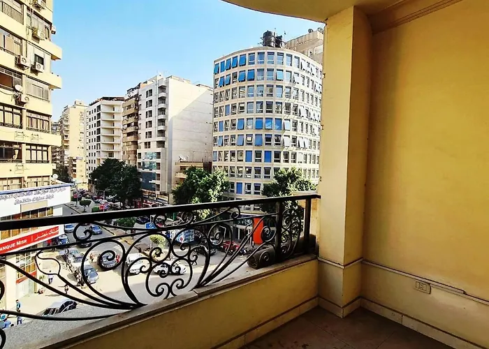 Spacious Executive Luxury Apartment With Balcony